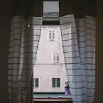 5 Minutes Walk Art