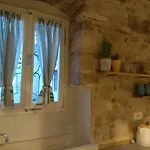 Апартаменты 5 Minutes Walk Art *