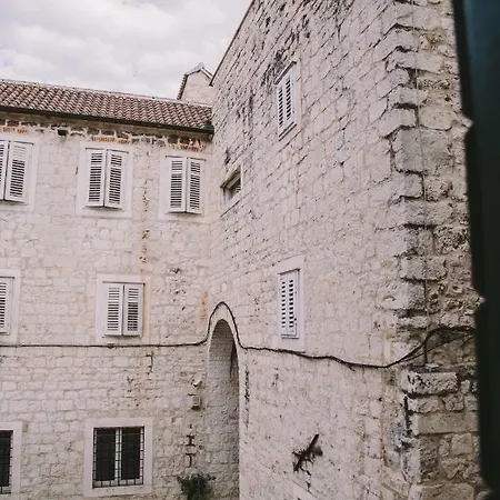 5 Minutes Walk Art Apartament