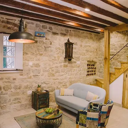 5 Minutes Walk Art Apartament *