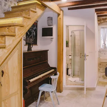 5 Minutes Walk Art * Split