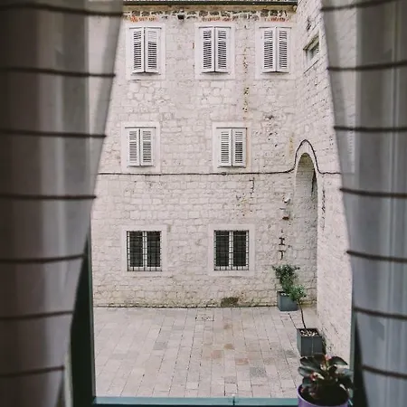 5 Minutes Walk Art Apartament