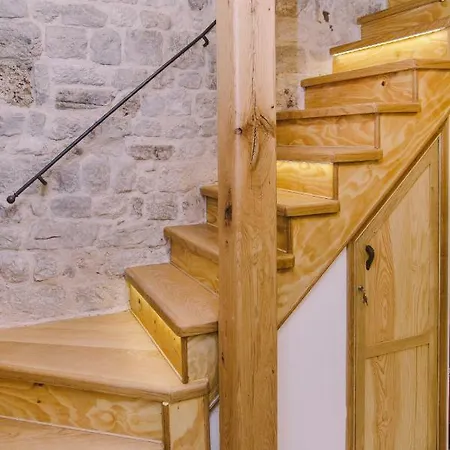 5 Minutes Walk Art Split