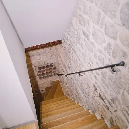 5 Minutes Walk Art Apartament