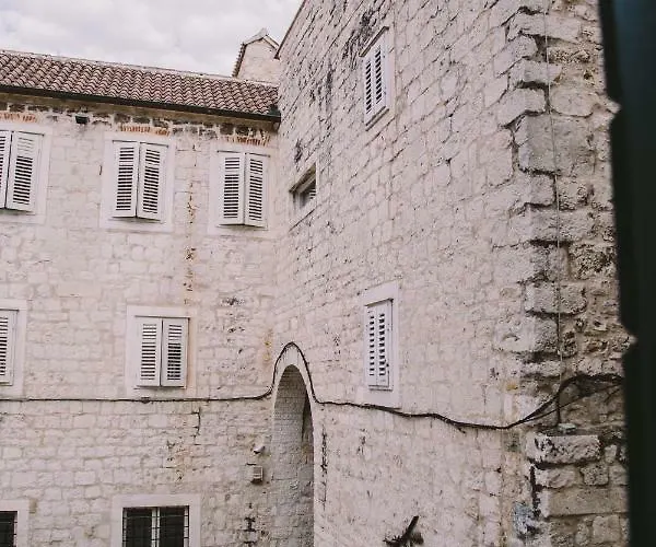 5 Minutes Walk Art Apartman