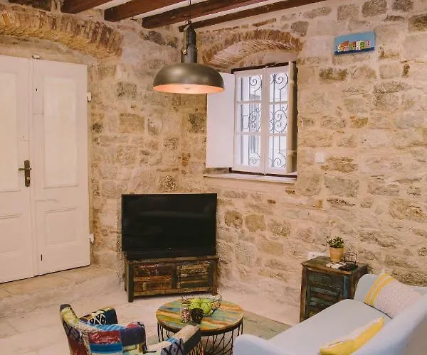 5 Minutes Walk Art Apartman *