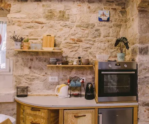 5 Minutes Walk Art Apartman