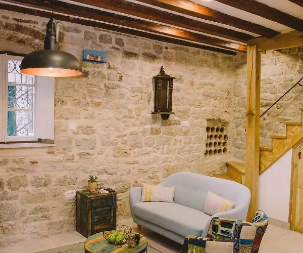 5 Minutes Walk Art Apartman *