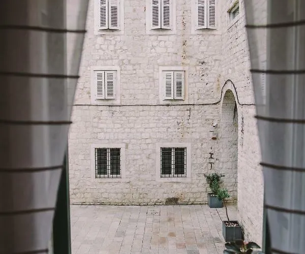 5 Minutes Walk Art Apartman