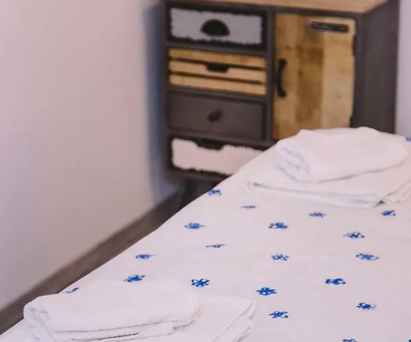 5 Minutes Walk Art Apartman