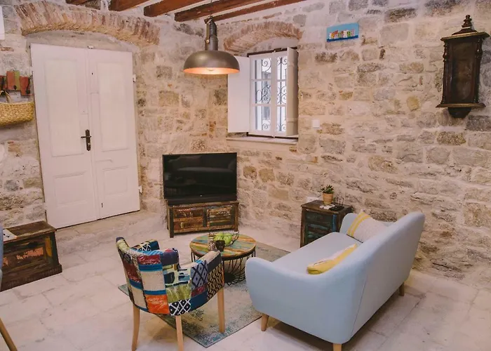 5 Minutes Walk Art Apartman *