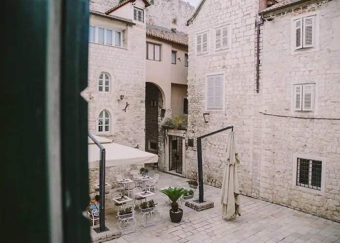 5 Minutes Walk Art Apartman Split