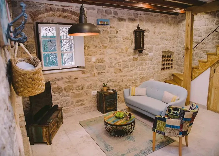 5 Minutes Walk Art Apartman *