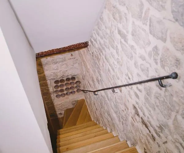 5 Minutes Walk Art Apartman