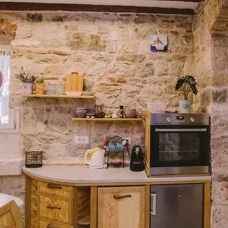 5 Minutes Walk Art Apartman