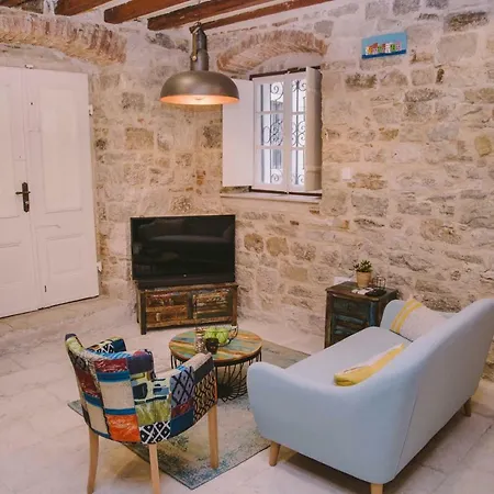 5 Minutes Walk Art Apartment *