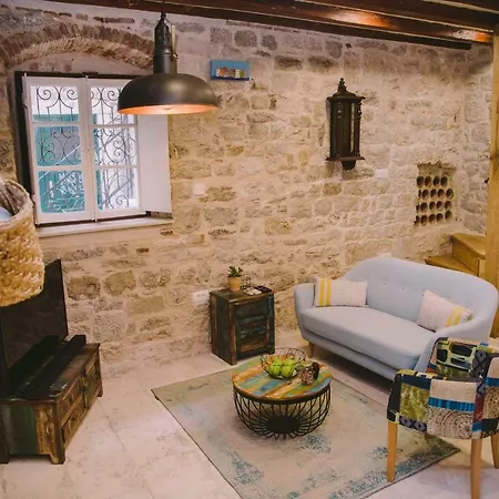 5 Minutes Walk Art Apartman *